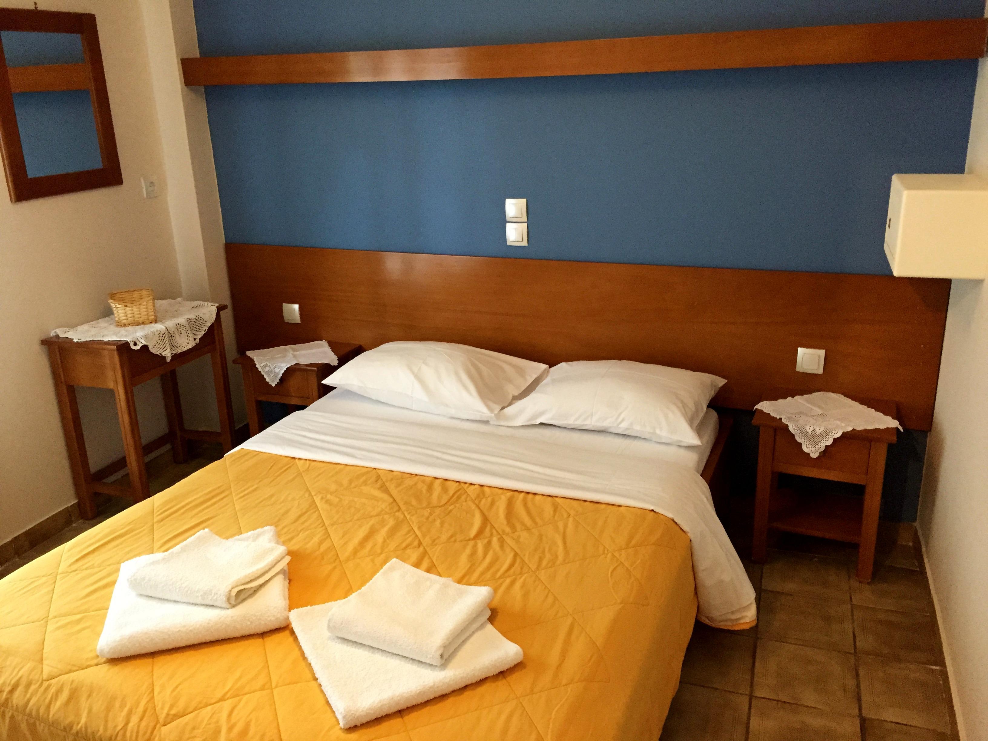Cozy bedroom for 2 at Oasis Apartments in Tolo next to Nafplio